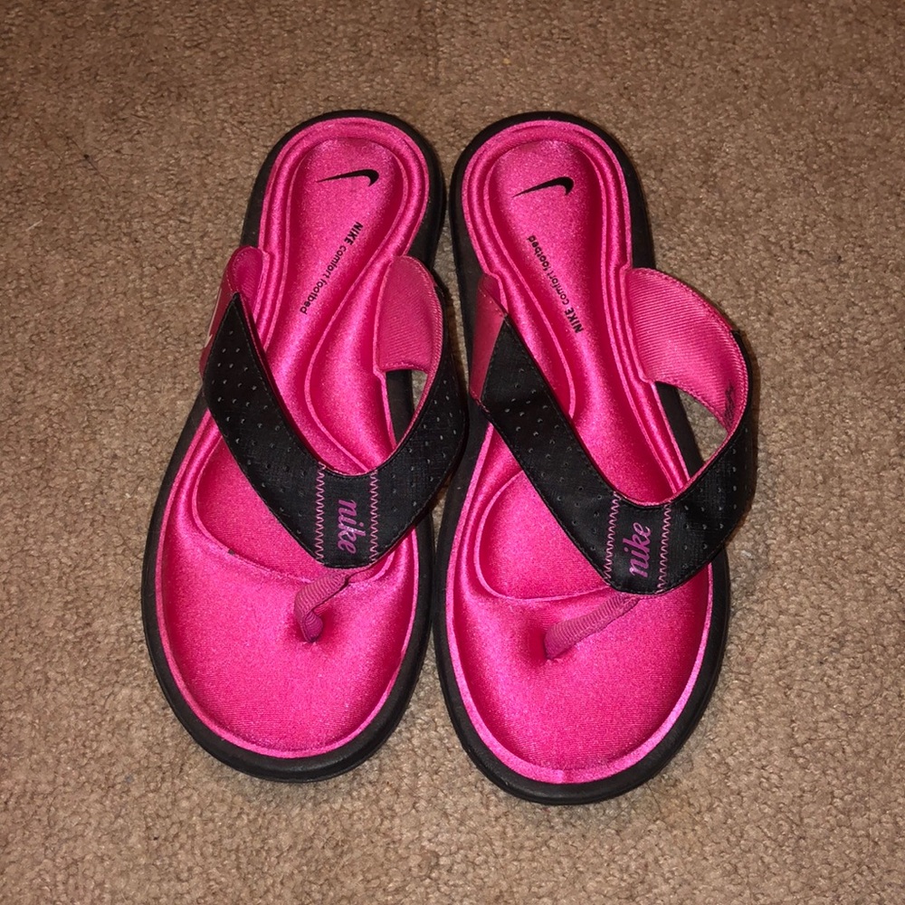 NIKE FLIP FLOPS